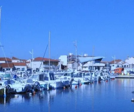 Bleu: Seaside Comfort With Modern Amenities *