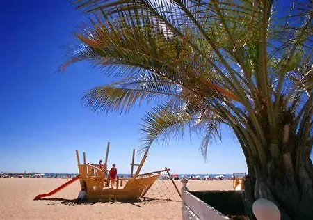 Bleu: Seaside Comfort With Modern Amenities Serignan